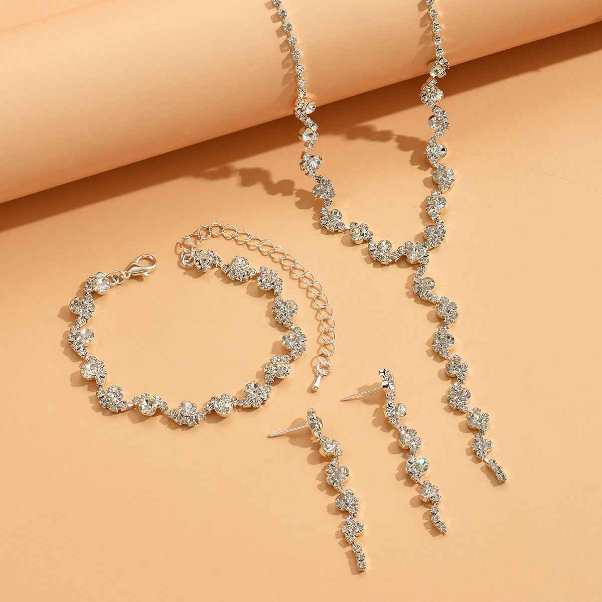 A Silver Tassel Necklace Set