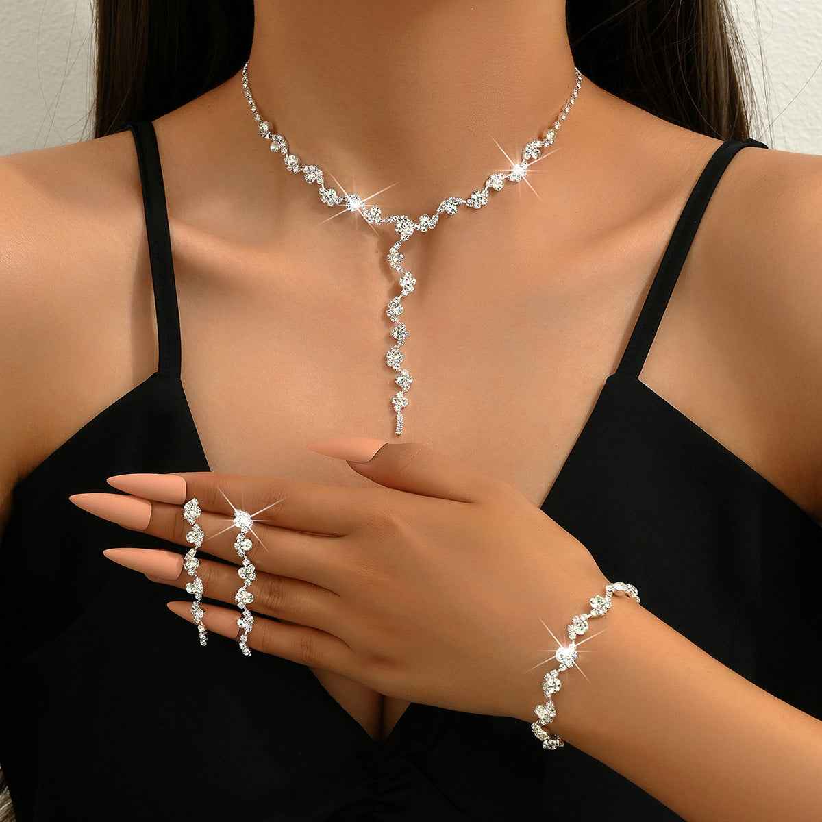 A Silver Tassel Necklace Set