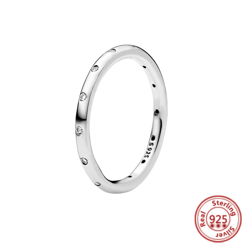 Anillo con circonitas incrustadas