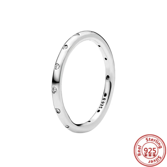 Anillo con circonitas incrustadas