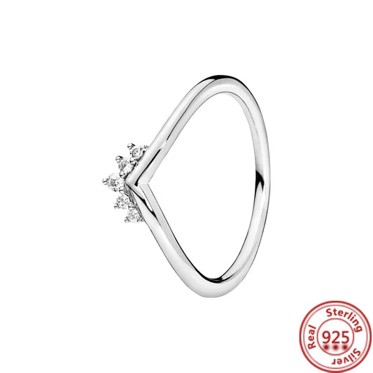 Anillo en pico con circonitas en forma de corona